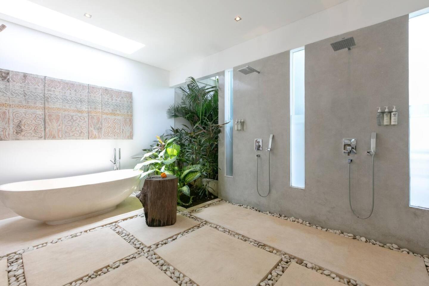 4 Bd Villa With Large Garden, Pool In Seminyak Exterior photo