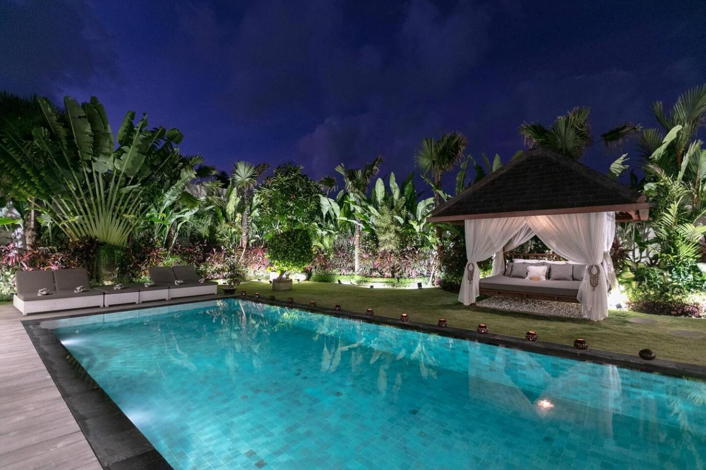 4 Bd Villa With Large Garden, Pool In Seminyak Exterior photo