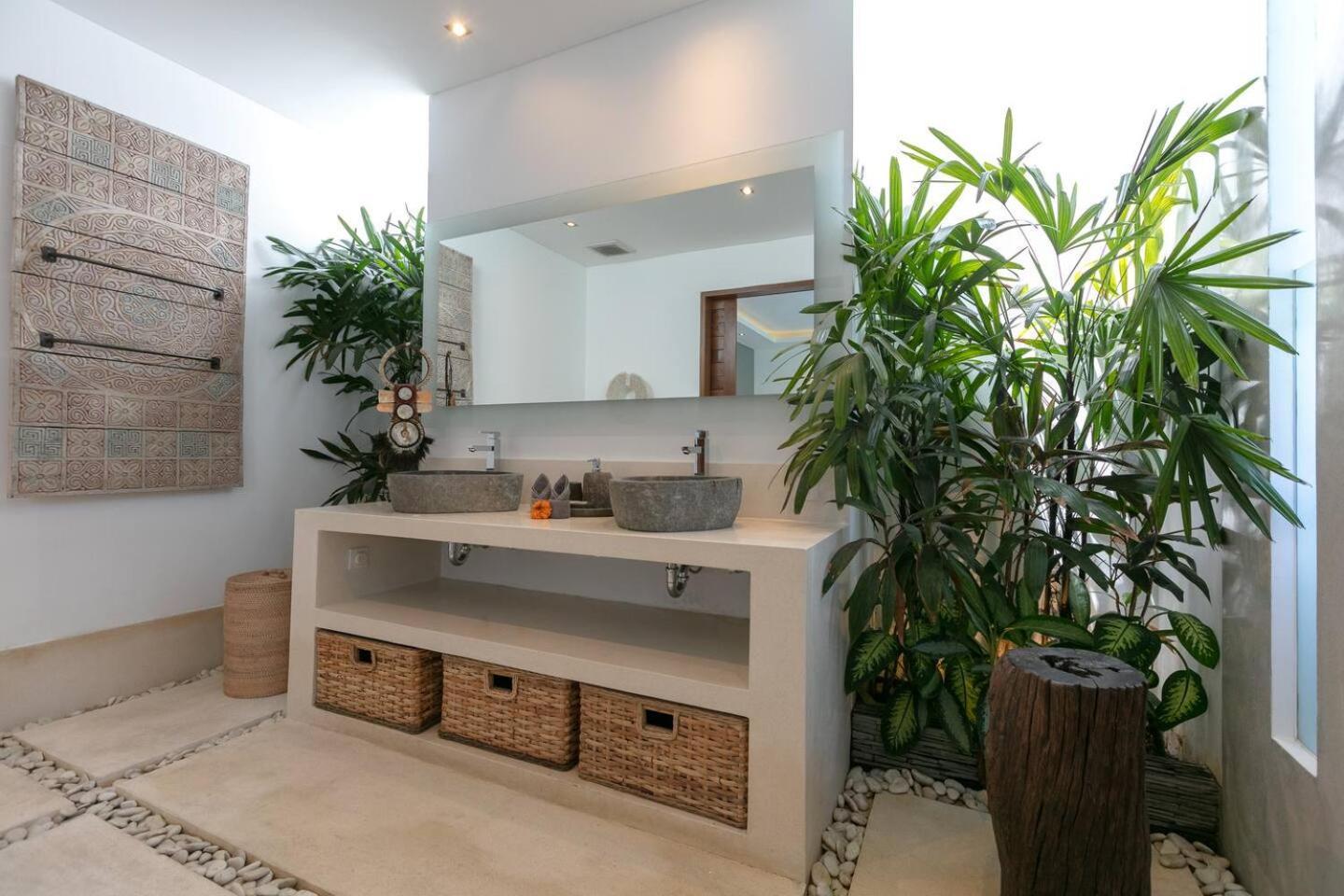 4 Bd Villa With Large Garden, Pool In Seminyak Exterior photo
