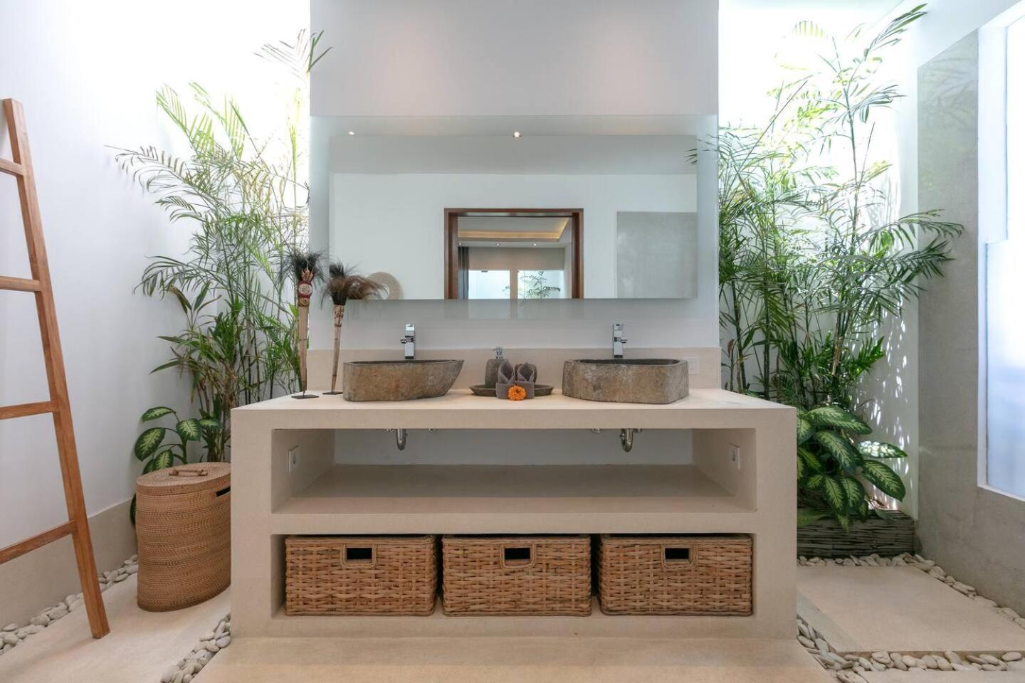 4 Bd Villa With Large Garden, Pool In Seminyak Exterior photo