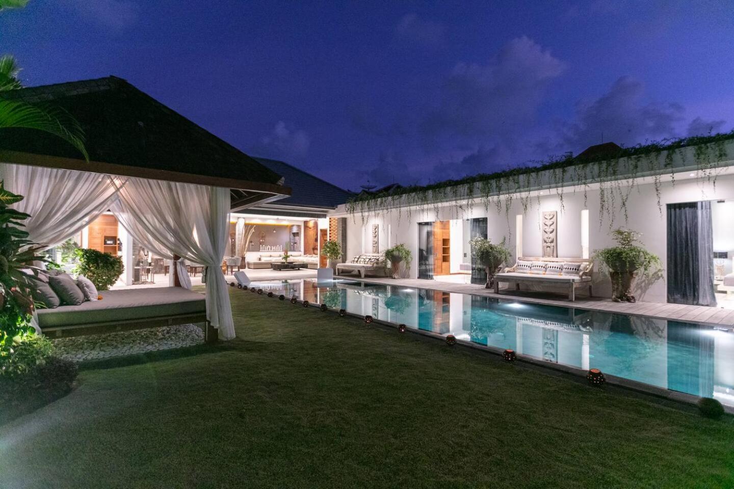 4 Bd Villa With Large Garden, Pool In Seminyak Exterior photo