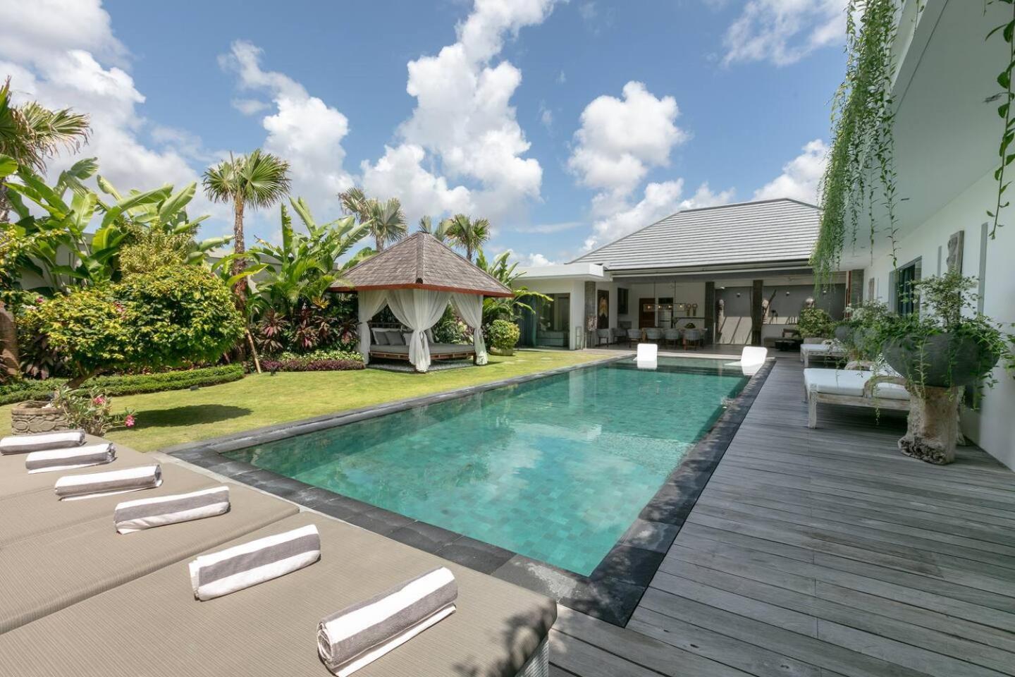4 Bd Villa With Large Garden, Pool In Seminyak Exterior photo